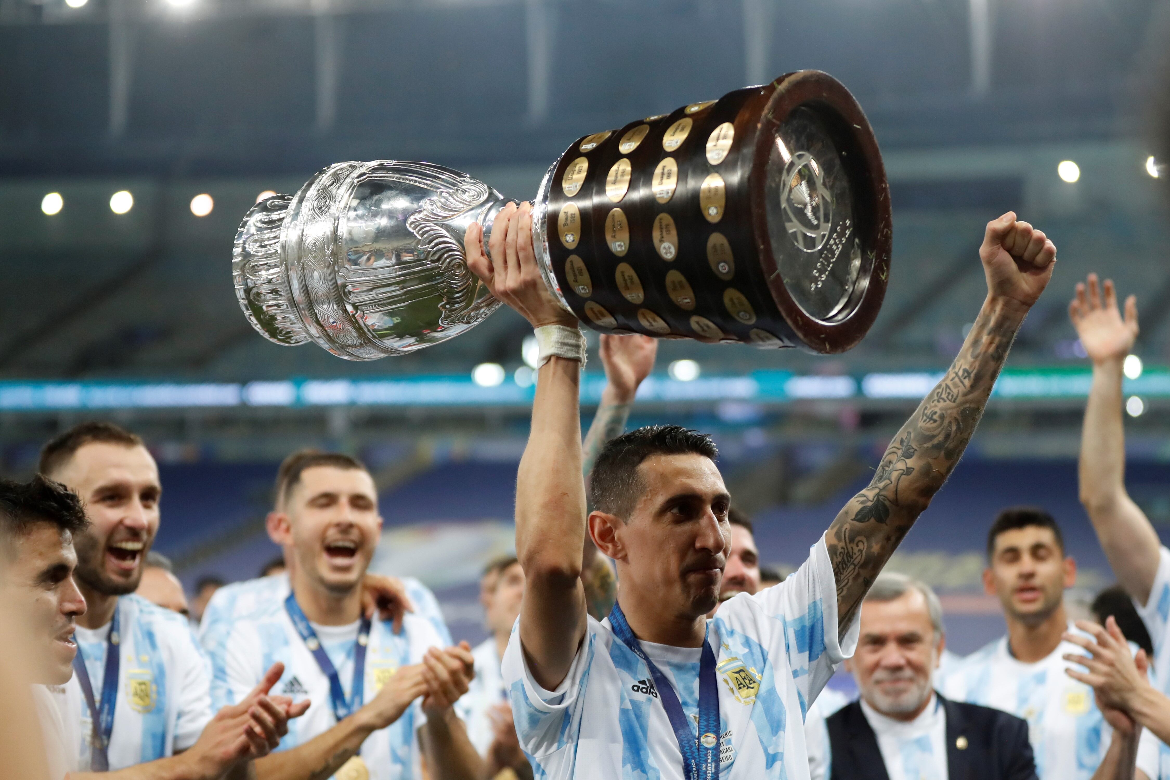 Los festejos de la Selección Argentina frente a los hinchas argentinos en el Maracaná.