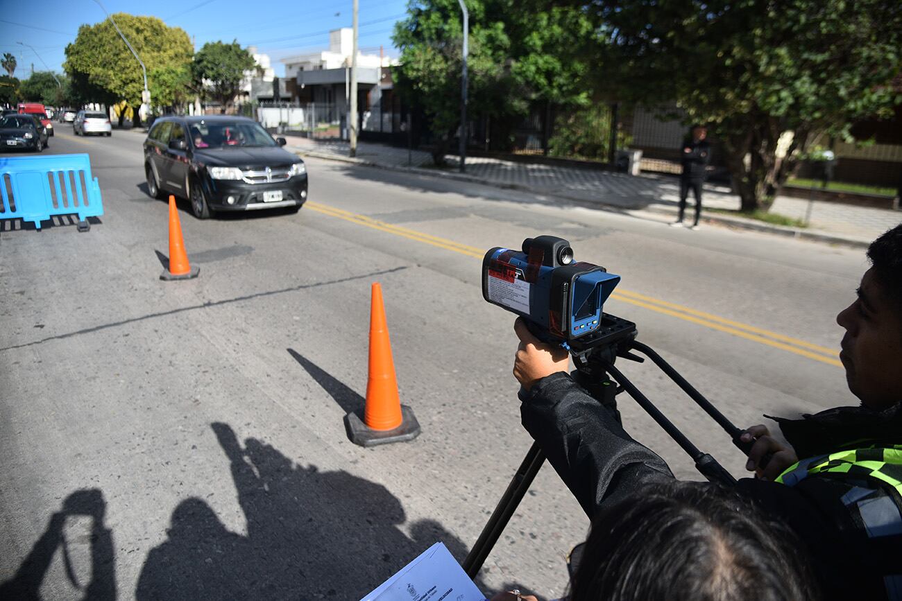 Controles de velocidad por parte de la Municipalidad en la avenida Alem. (Pedro Castillo / La Voz)