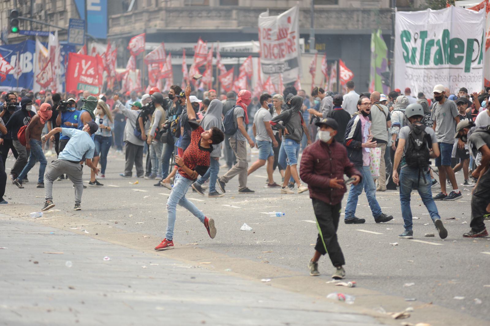 Incidentes frente al Congreso: hay piedrazos y quema de neumáticos