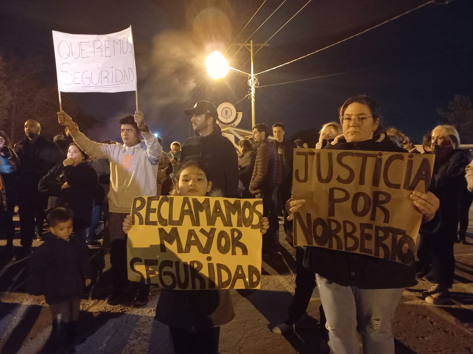 Marcha en Colonia Tirolesa por la muerte de un productor rural.