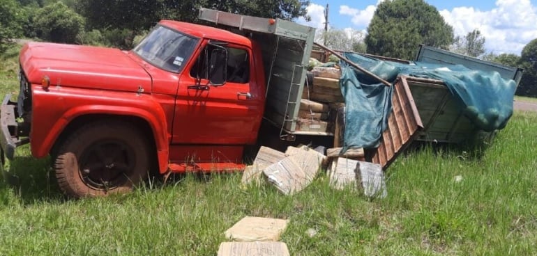 Insólito: transportaba marihuana entre sandías y melones, tuvo un desperfecto técnico y el estupefaciente fue hallado.