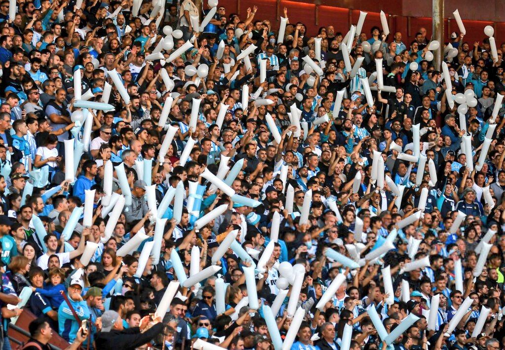 Los hinchas de Racing llenaron de globos la tribuna.