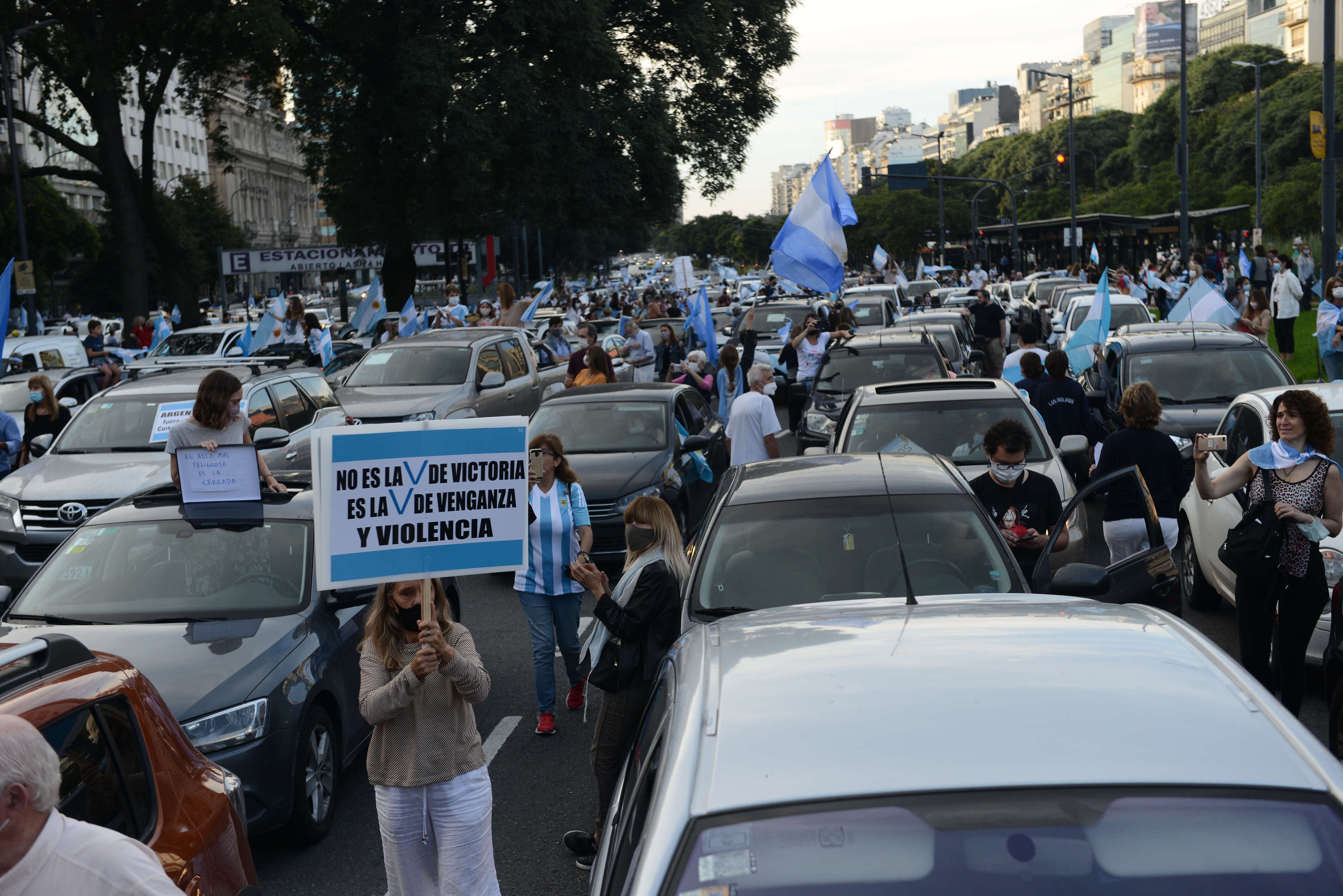 Cientos de autos en las calles. (Fotos: Clarín)