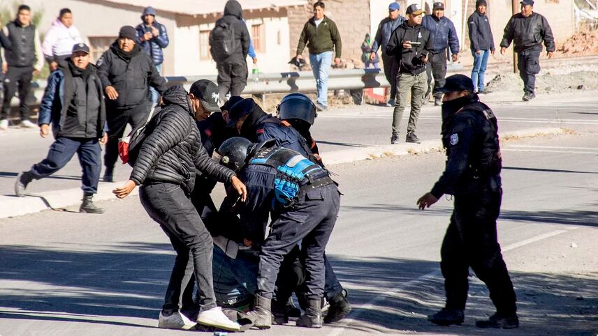 Serios incidentes en Jujuy en cercanías de la Legislatura, este martes.