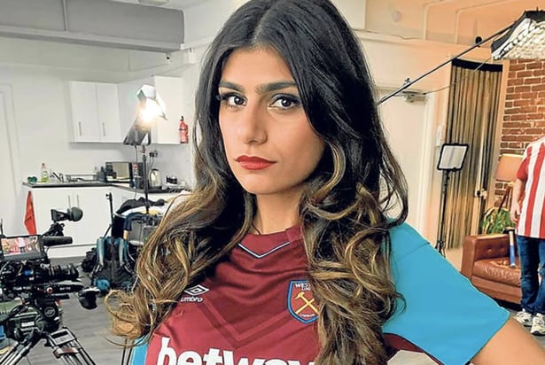 Mia Khalifa alentando al West Ham United