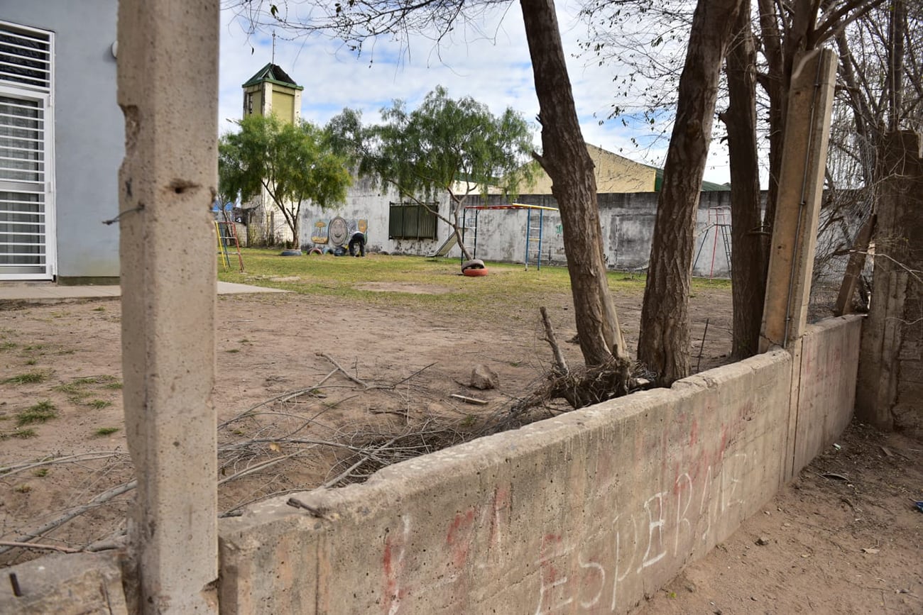  Los niños no pueden salir al recreo al patio. 