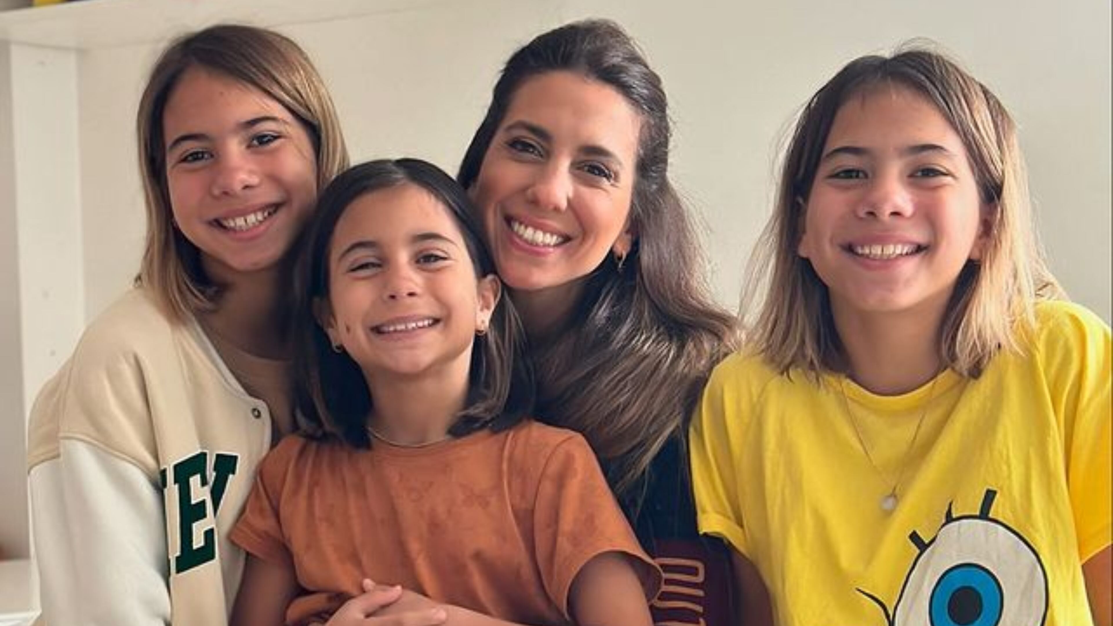 Cinthia y sus tres hijas.