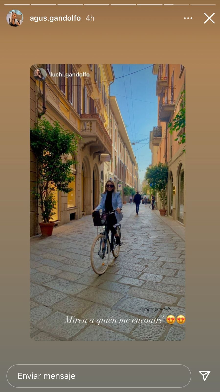 Agustina Gandolfo en bicicleta por las calles de Milán.