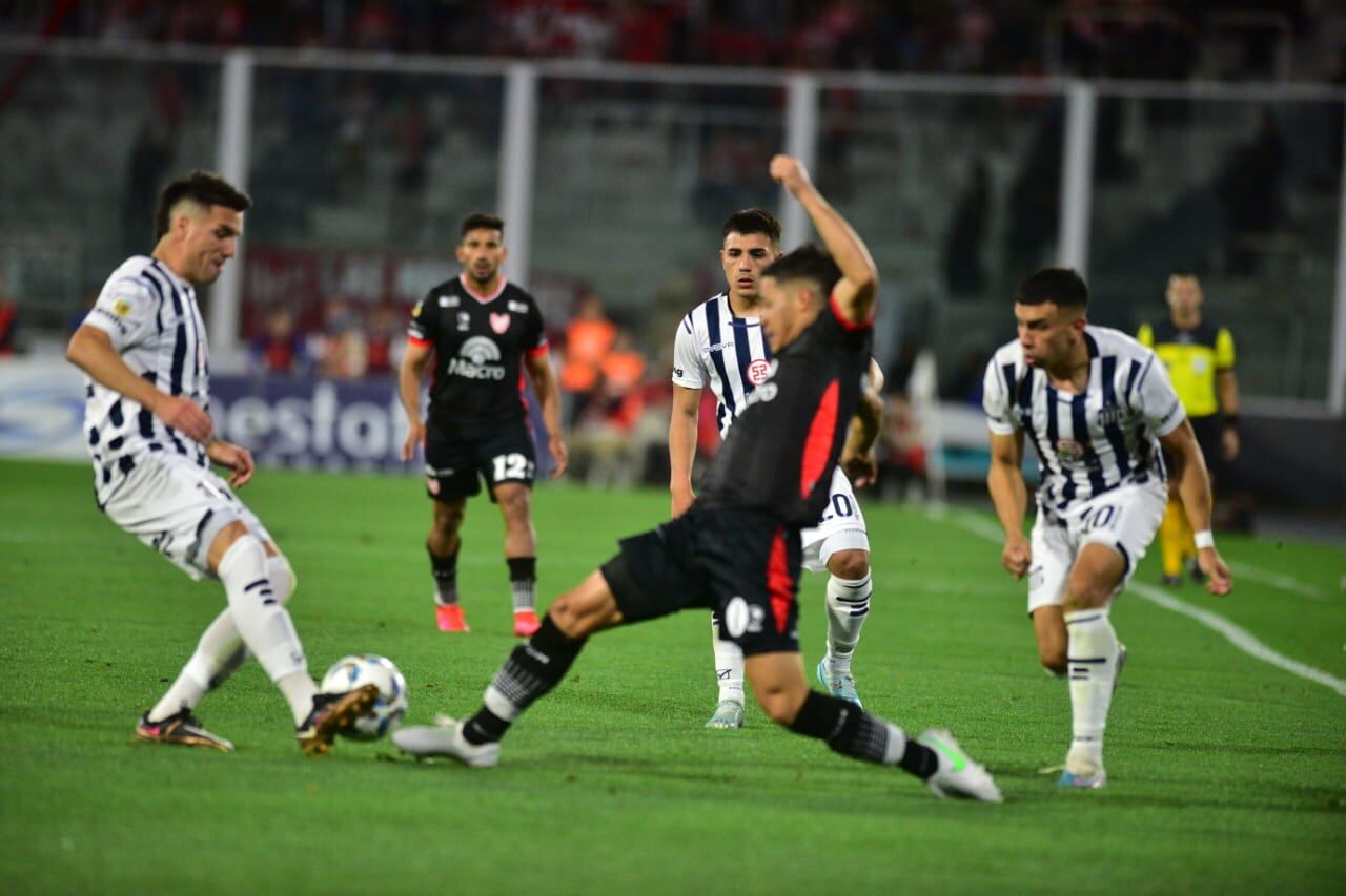 Las mejores imágenes del Talleres-Instituto, por la cuarta fecha de la Copa de la Liga Profesional. (Facundo Luque y José Gabriel Hernández)