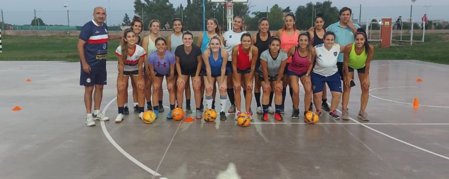 Martín Romero (izq) coordinador del Futsal femenino del Club Mendoza de Regatas, junto a uno de los planteles previo a los entrenamientos.