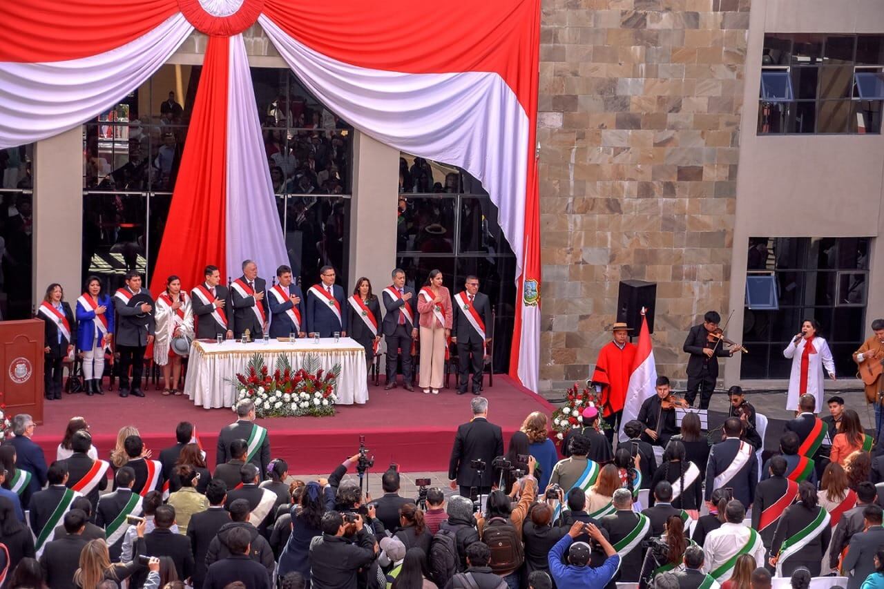 El histórico patio del Cabildo de la ciudad del sur boliviano fue escenario de la sesión de honor con la que se celebró los 450 años de la fundación de Tarija.