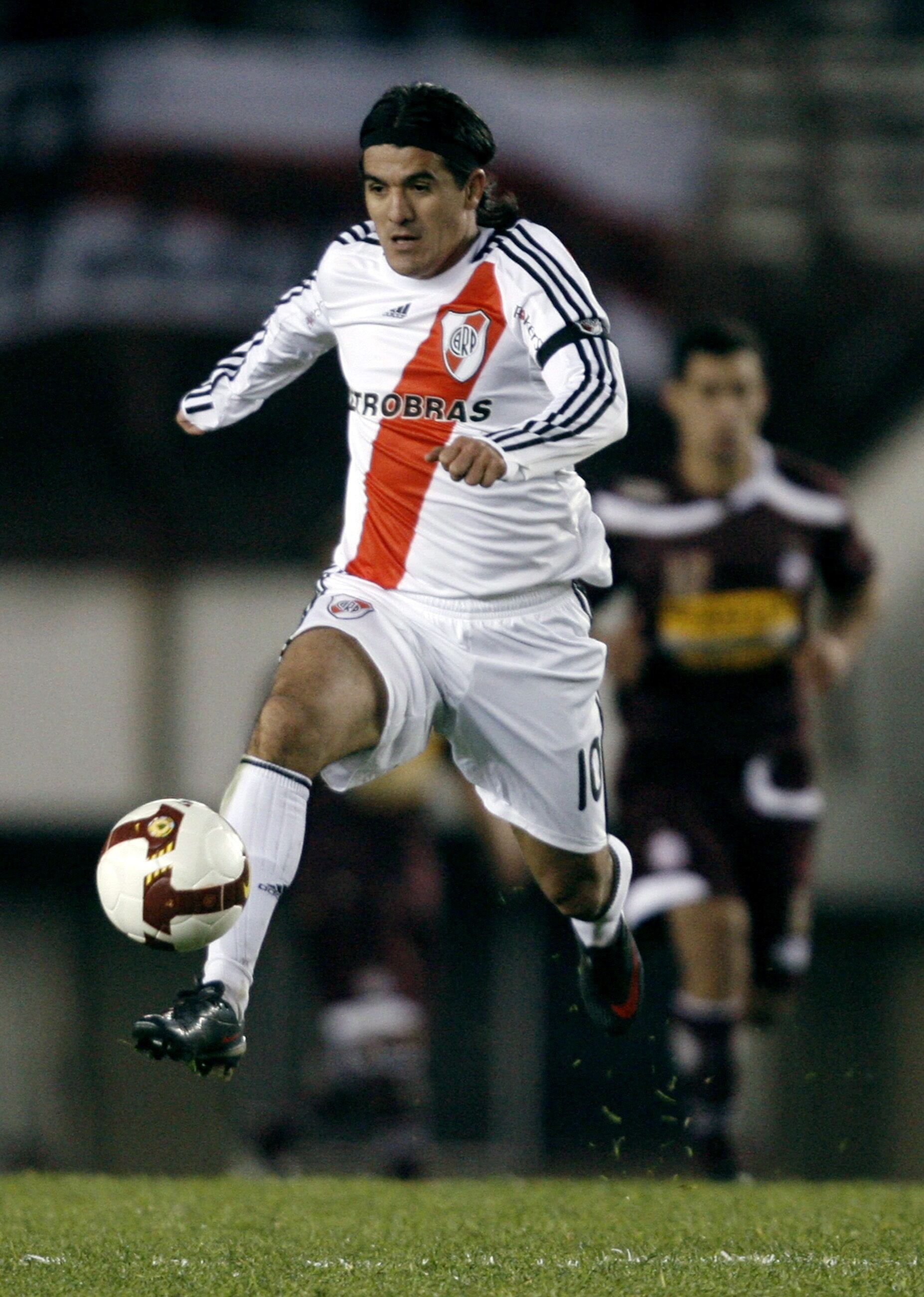 El futbolista Ariel Ortega, de River Plate, controla el balón ante Lanús, el 19 de agosto de 2009, durante el partido por la primera fase de la Copa Sudamericana 2009 en el Estadio Monumental de Buenos Aires (Argentina). Apodado "Burrito" y conocido por sus gambetas y filigranas, sobre todo vistiendo los colores del club River Plate y de la selección de su país, cumple este lunes 50 años.