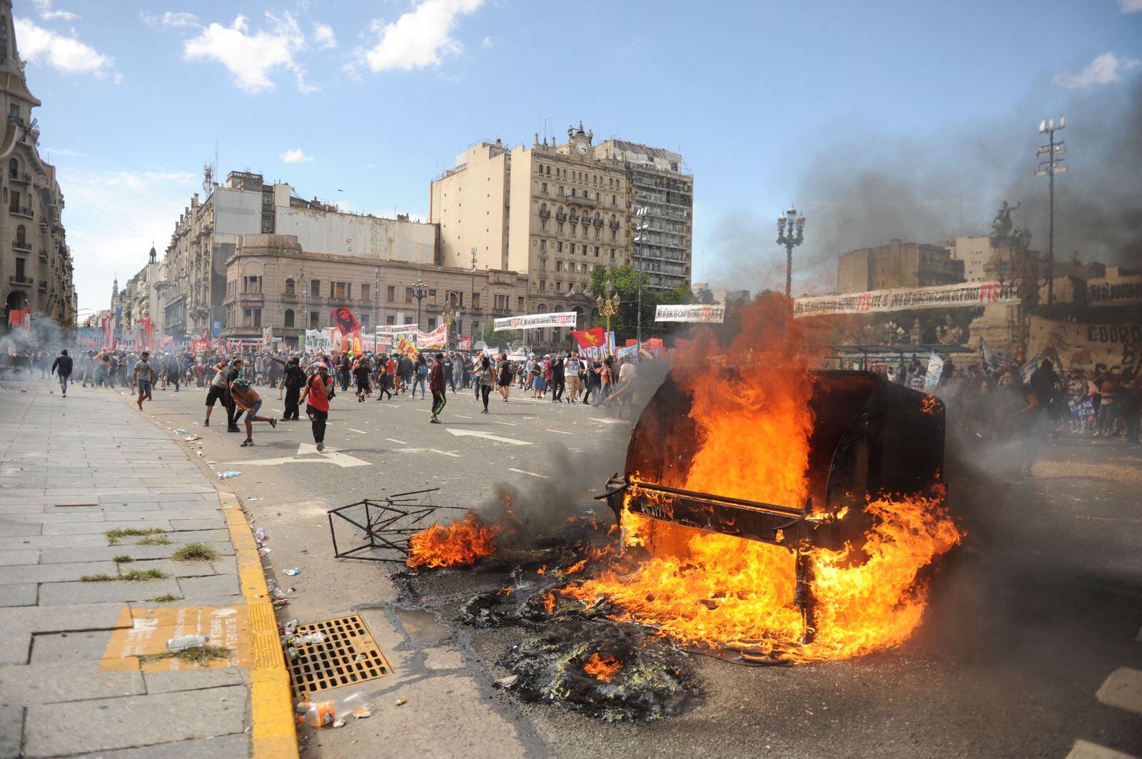 Enfrentamientos entre policías y manifestantes frente al Congreso por el acuerdo con el FMI