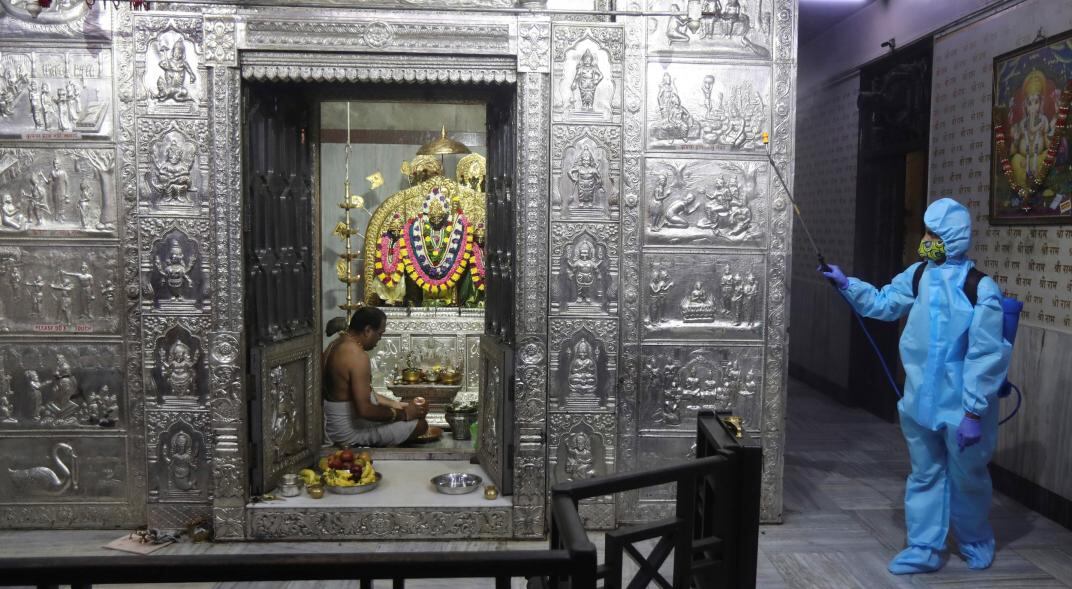 Un empleado desinfecta un templo hindú en Mumbai, India.