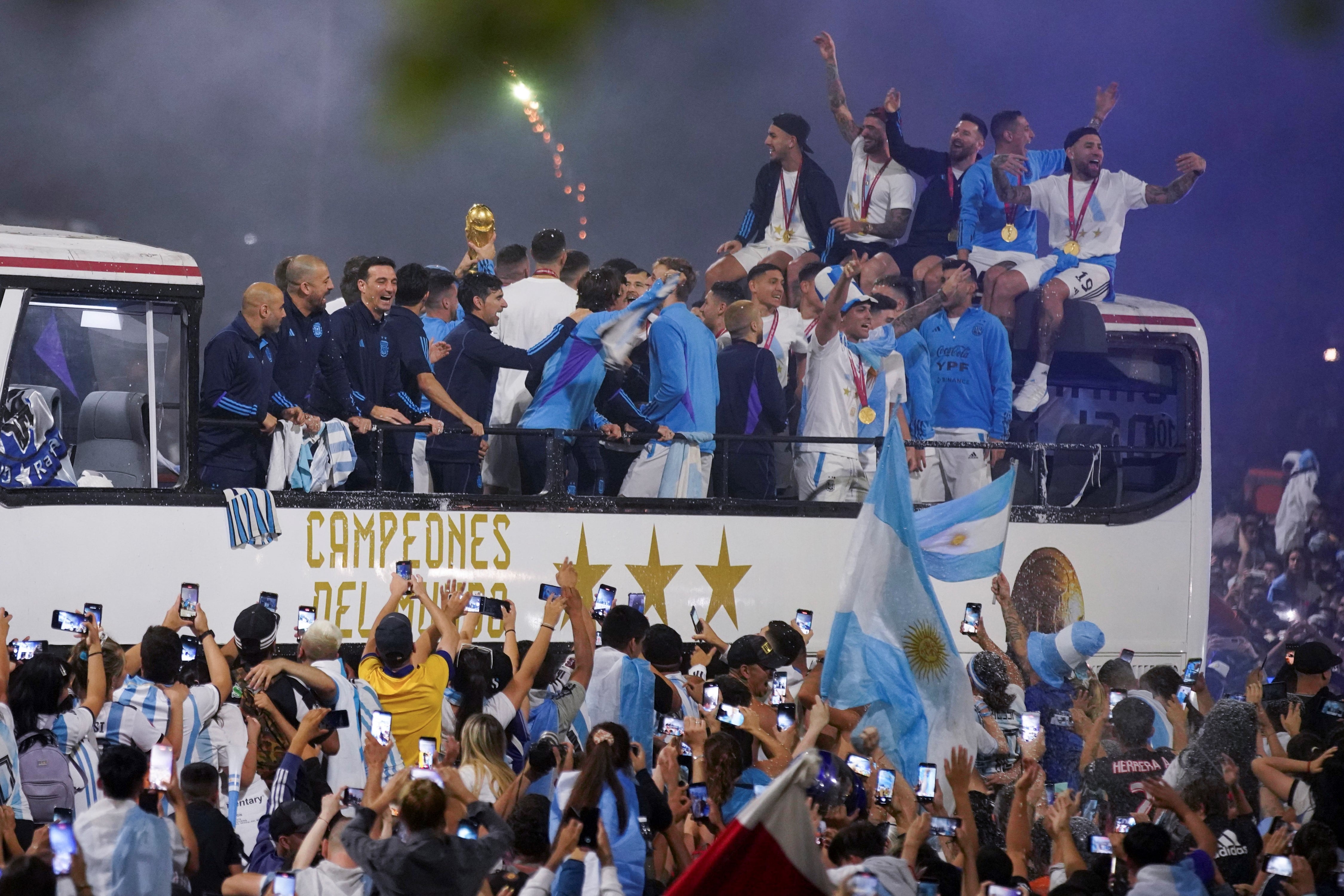 Una multitud recibió a la selección argentina campeona del mundo. (AP)