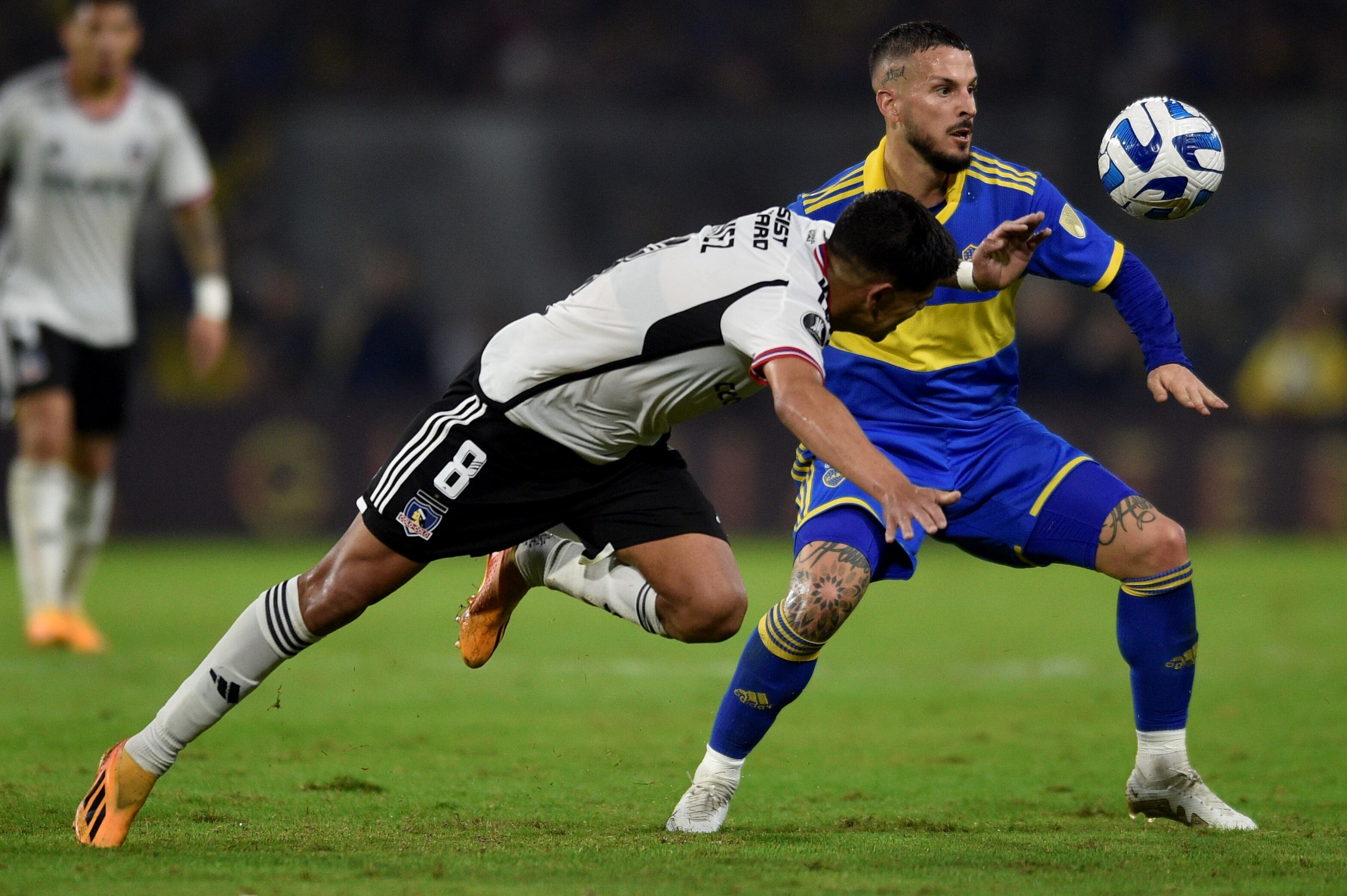 Darío Benedetto, delantero de Boca, ante Esteban Páez, de Colo Colo, en un partido de la Copa Libertadores. (AP)