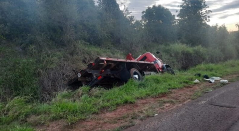 Accidente vial en Leandro N. Alem terminó con materiales de construcción por toda la arteria.