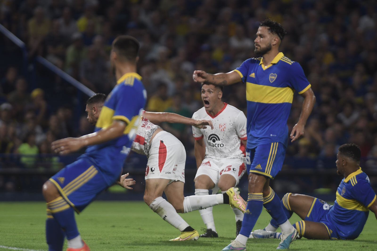 Boca, que estrena técnico, quiere volver a la senda ganadora.