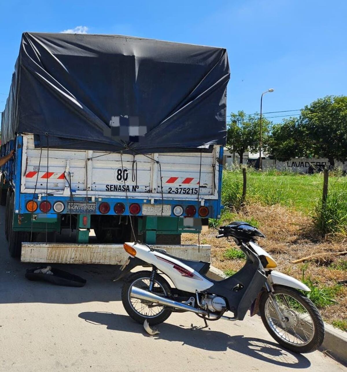 Arroyito: un joven de 26 años murió tras impactar con su moto a un acoplado