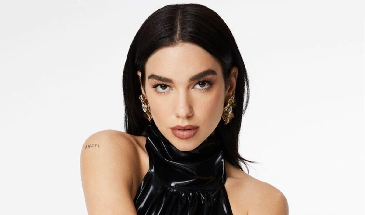 Dua Lipa se sumó a la moda de “tanga a la vista” con un vestido revelador