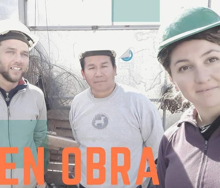 Ianina de Bio Arquitectura junto a trabajadores en una obra de su proyecto.