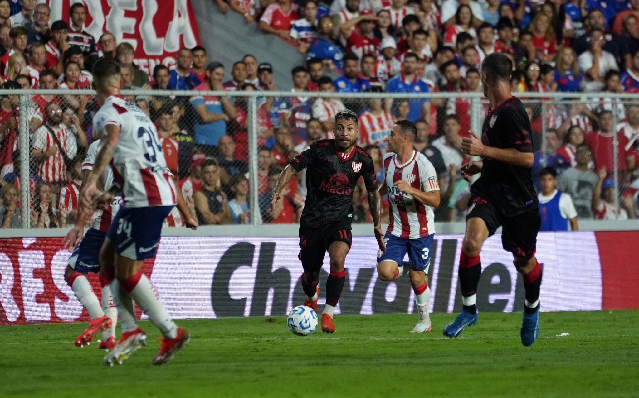 Damián Batallini en el partido de Instituto ante Unión, en Santa Fe. (Prensa Instituto)