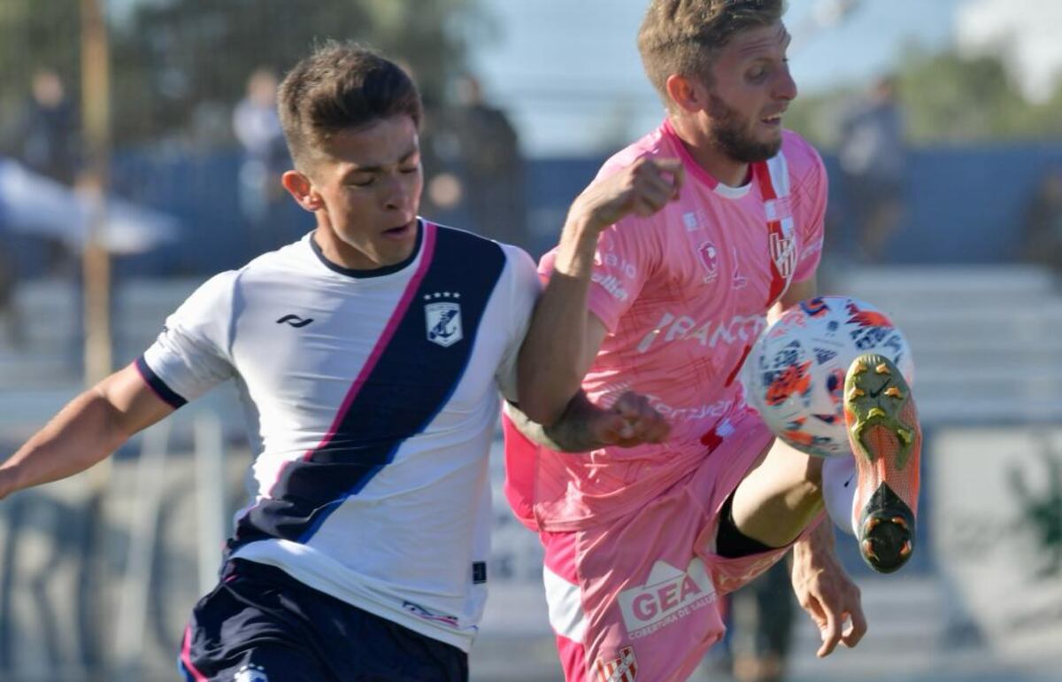 Increíble: jugadores de Instituto se pelearon para ejecutar un penal