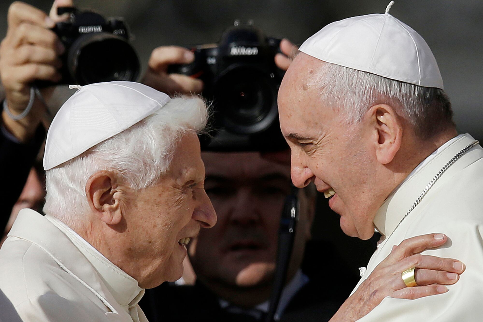 El papa Francisco, a la derecha, abraza al papa emérito Benedicto XVI antes del inicio de un encuentro con fieles ancianos en la plaza de San Pedro del Vaticano, el 28 de septiembre de 2014. (AP foto/Gregorio Borgia, archivo)