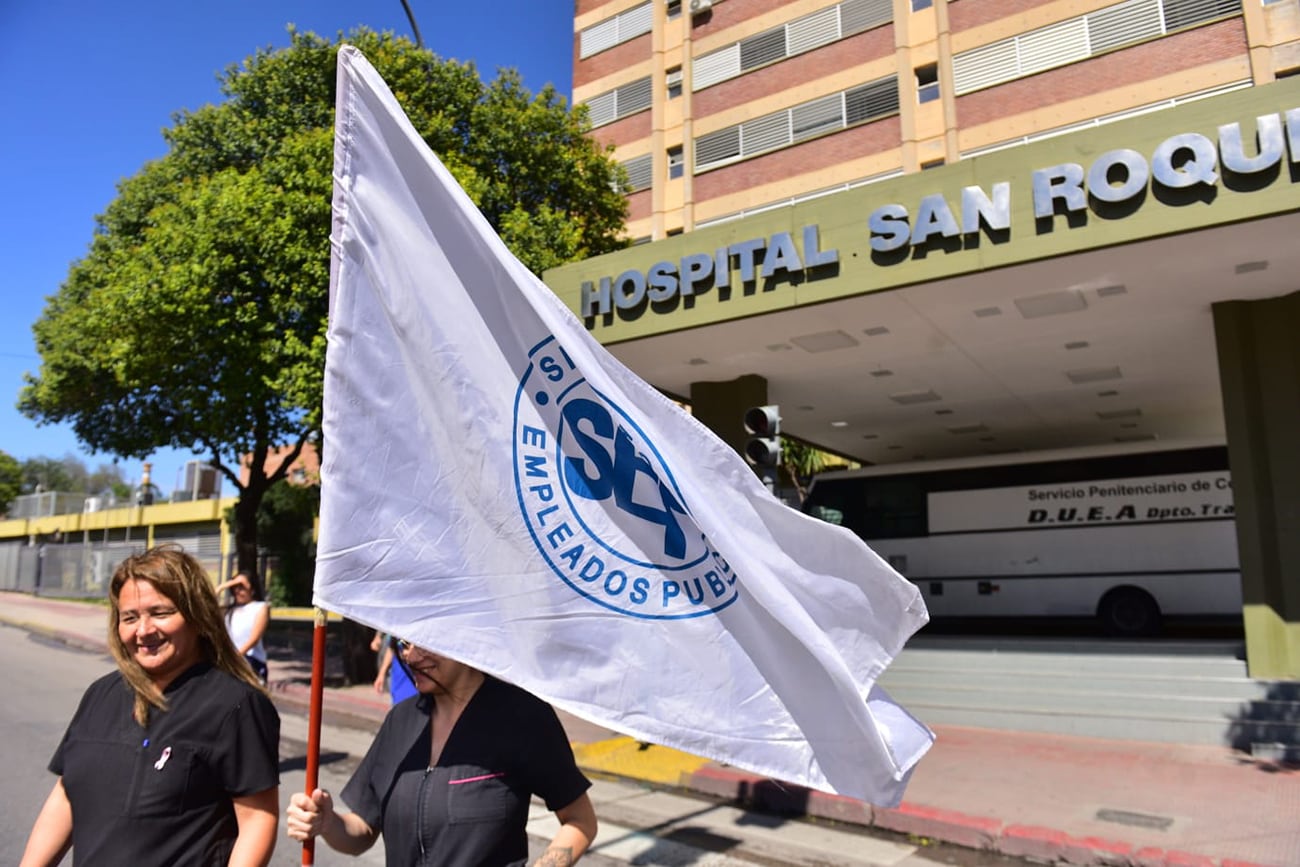 Protestas del SEP frente al Hospital San Roque de la ciudad de Córdoba. (José Gabriel Hernández / La Voz)