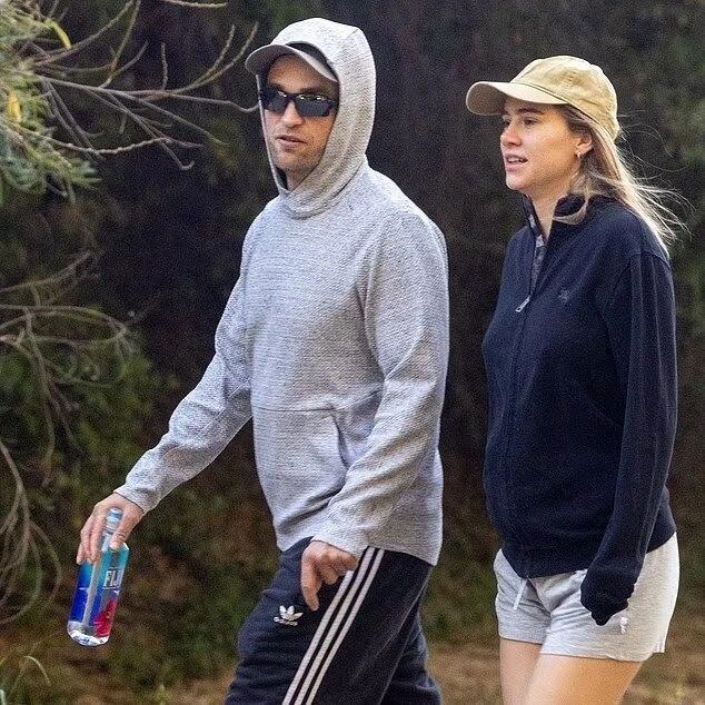 Robert Pattinson y Suki Waterhouse estaría en la dulce espera.