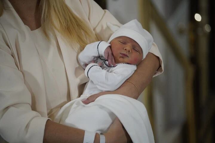 Francisco en brazos de Fabiola, su madre.