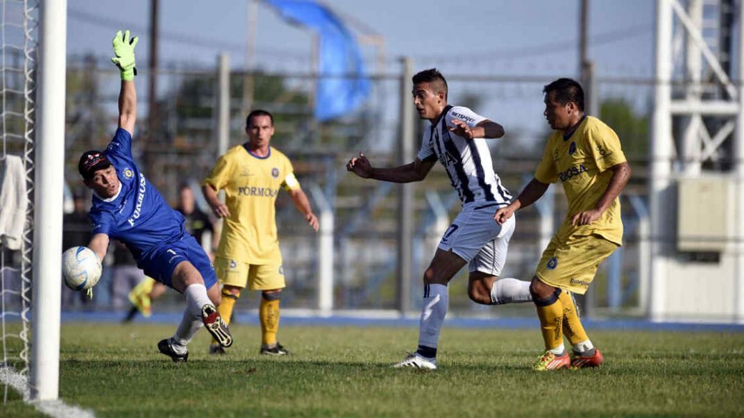 El gol más gritado. Victorio Ramis estaba en el lugar indicado para convertir el tanto que valió un ascenso. // Foto: Ramiro Pereyra, enviado especial a Formosa