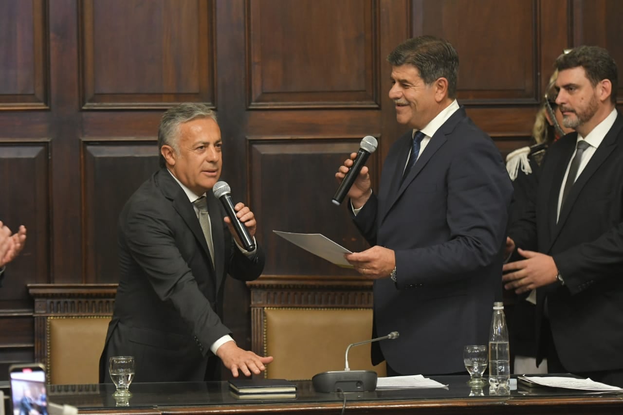 Alfredo Cornejo juró como nuevo gobernador de Mendoza. Foto: Ignacio Blanco