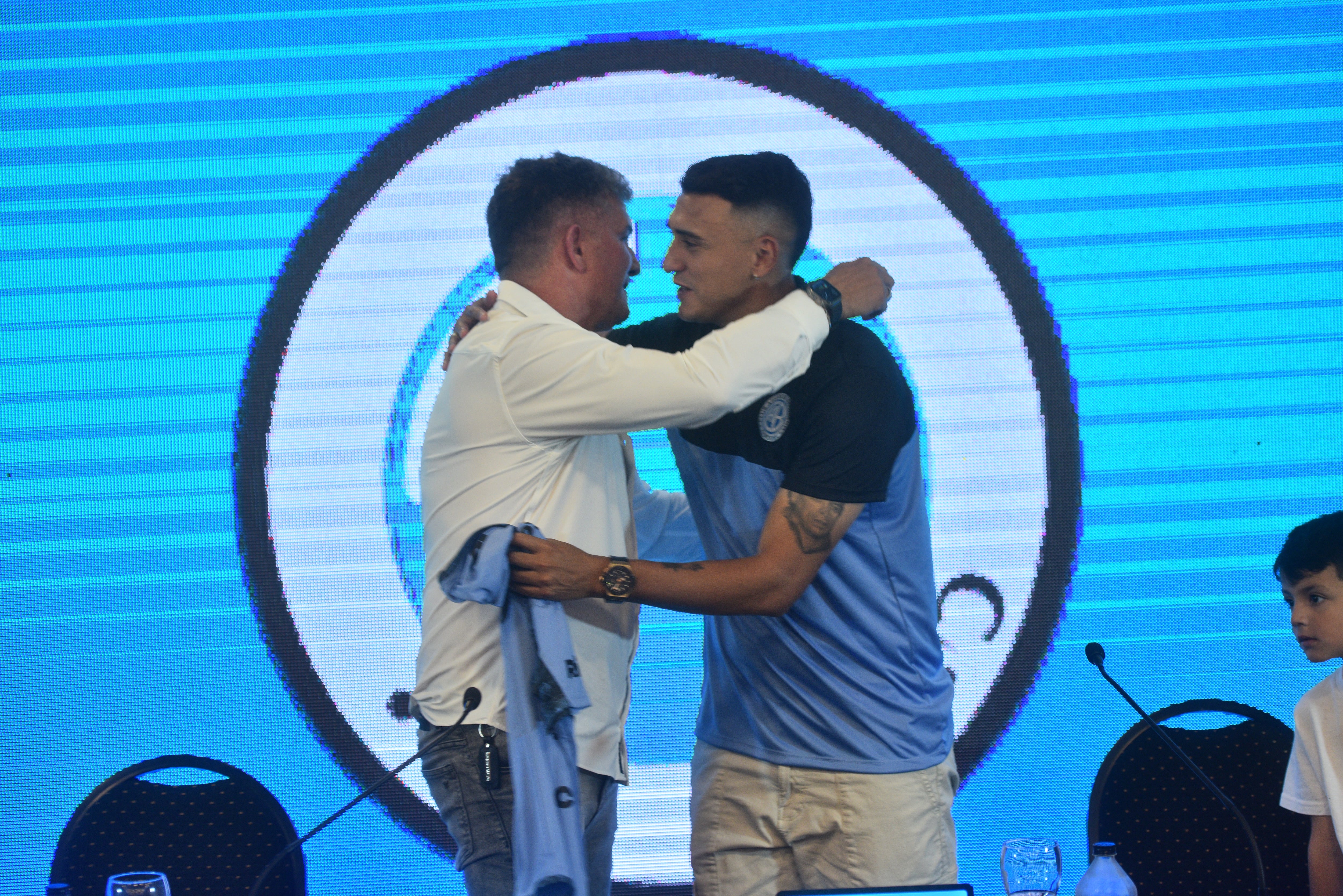 Matías Suárez y Luis Fabián Artime en la conferencia de prensa de presentación del jugador como refuerzo para la temporada 2024. (Pedro Castillo / La Voz)