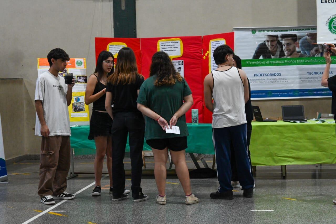 El CRESTA y la Dirección de Juventud presentes en la muestra de Carreras 2025