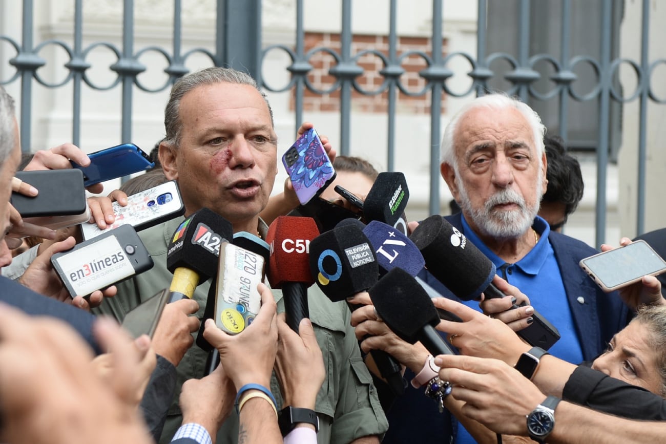 El ministro de Seguridad bonaerense, Sergio Berni, y el titular de la Unión Tranviarios Automotor (UTA), Roberto Fernández, tras la reunión en La Plata. (Clarín)