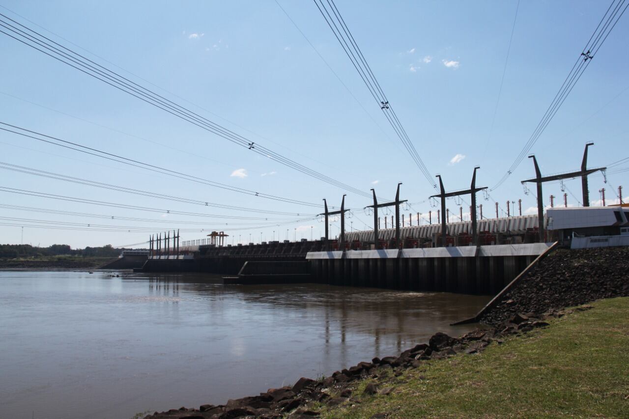 Salto Grande: a 38 años de la inauguración de la Represa Hidroeléctrica, la obra que marcó el destino de la región

 Luego de 18 años de continuos reclamos por el cumplimiento del convenio de 1946 a través de los movimientos sociales y otros nueve más de construcción, el 27 de mayo de 1983, tras poner en funcionamiento la última de las 14 turbinas hidrogeneradoras, quedó oficialmente inaugurada la Represa Hidroeléctrica de Salto Grande.

Un sueño, que encuentra su razón de ser en el propósito de llevar energía y desarrollo a una región y dos países, a partir del aprovechamiento de los rápidos del Río Uruguay, se impone entre las costas de Argentina y Uruguay, con una obra cuyos cimientos fueron levantados por los pueblos. 

A diferencia de otras, contiene, entre sus toneladas de hierro y hormigón, el espíritu de visionarios que proyectaron ideas para el beneficio de ambos países, y de hombres y mujeres que lucharon durante décadas para que los acuerdos que establecen el desarrollo de una región se conviertan en una realidad, concretada finalmente por el esfuerzo de trabajadores provenientes de todo el mundo.
 
“Se trata de una fecha histórica en la vida de la Región y ambos países. La inauguración de Salto Grande con la puesta en funcionamiento de la última turbina significó el comienzo del cumplimiento de una gran parte de aquellos principios del convenio de 1946 que señalan el por qué y para qué del organismo”, expresó el Presidente de la Delegación Argentina, Luis Benedetto, quien además agregó: “No es solo la culminación de una generadora de energía eléctrica, sino la materialización del esfuerzo y el empeño de quienes fueron visionarios y lucharon durante años para llevar desarrollo a las comunidades y sus habitantes”.

“Salto Grande es un patrimonio invaluable de la región, una obra ejemplar en el mundo por su historia, sus principios, su capacidad generadora y su función estratégica como motor de crecimiento para ambos países”, concluyó Benedetto.

En tanto, el Presidente de la Delegación de Uruguay, Carlos Albisu, señaló: “Hoy conmemoramos 38 años de lo que fue el resultado de muchos años de trabajo y compromiso por parte de los vecinos de la Región, que junto a la perseverancia de los pioneros, pensaron siempre en el desarrollo de los pueblos e hicieron posible que Salto Grande sea una realidad concreta”. Señaló además que “esta obra cuenta con la particularidad de haberse gestado en conjunto con trabajadores provenientes de todo el mundo. Corresponde honrar y agradecer a quienes días y noches, durante nueve años, llevaron a cabo una ardua labor”. 

“Salto Grande no solo abastece con energía a más de un millón de familias en Argentina y Uruguay, sino que cumple su compromiso inclaudicable de potenciar a ambos países a  través de las disposiciones naturales de la Región, y se gestó gracias a la fuerza de aquellos hombres y mujeres que se manifestaron para que sea una realidad y no solo un buen proyecto”, cerró Albisu.