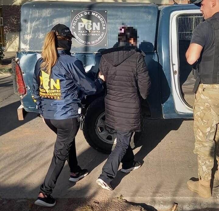 La mujer de 48 años fue detenida. Plantaba marihuana, supuestamente para uso medicinal, y la vendía a kioscos.