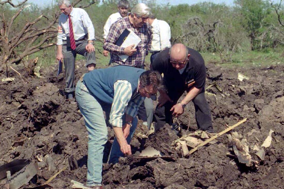 Accidente Aéreo - Catástrofe  Caída avión DC 9 Austral  - Personal del Ejército Uruguayo remueven restos del avion  Personal Ejército Uruguayo - Resto Avión Realiza Rastrillaje Fray Bentos - Uruguay   273963