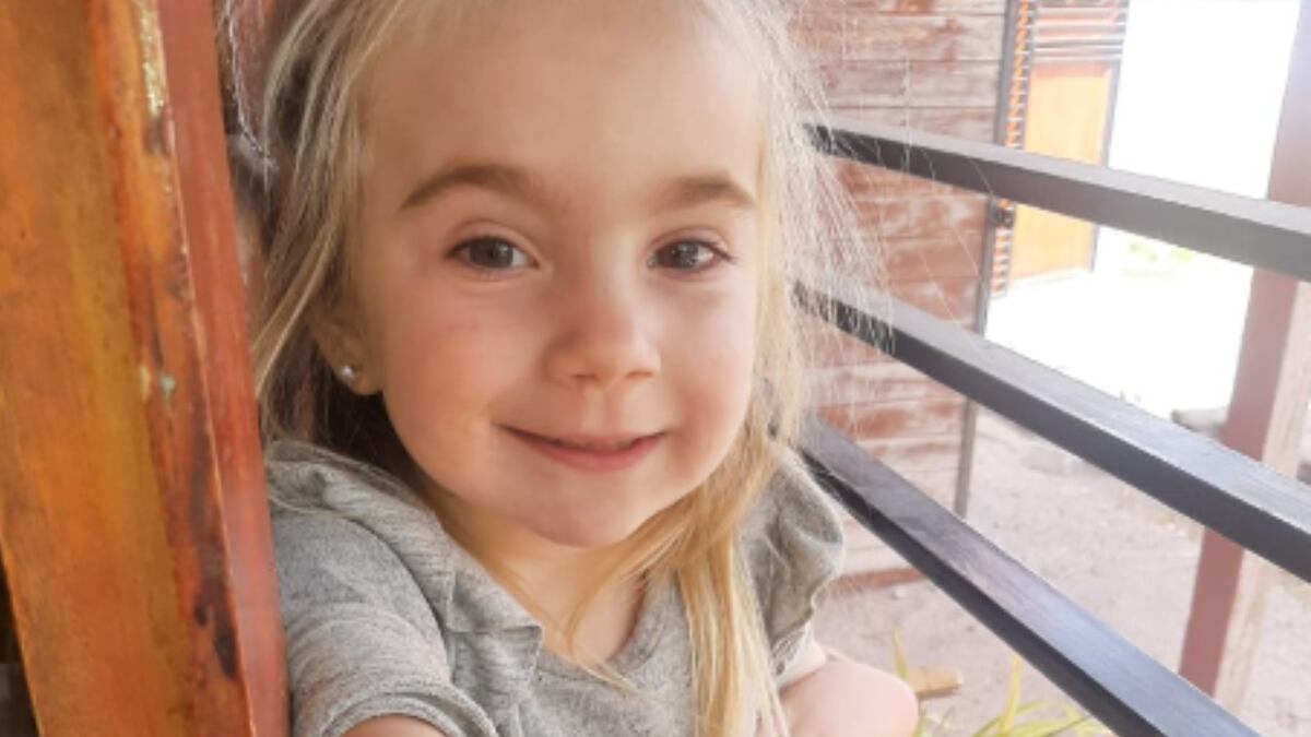 Entre nervios y felicidad: la familia de Juanita cuenta los días para que sea operada de sus manitos en Barcelona