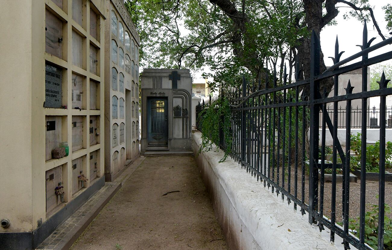 historias y leyendas de fantasmas, ánimas y de misterios en el Cementerio de Ciudad
Mausoleo de la familia Nessler, donde se destaca la placa de Elvira Nessler (26 de septiembre 1928 - 26 de diciembre 1942).



Foto: Orlando Pelichotti