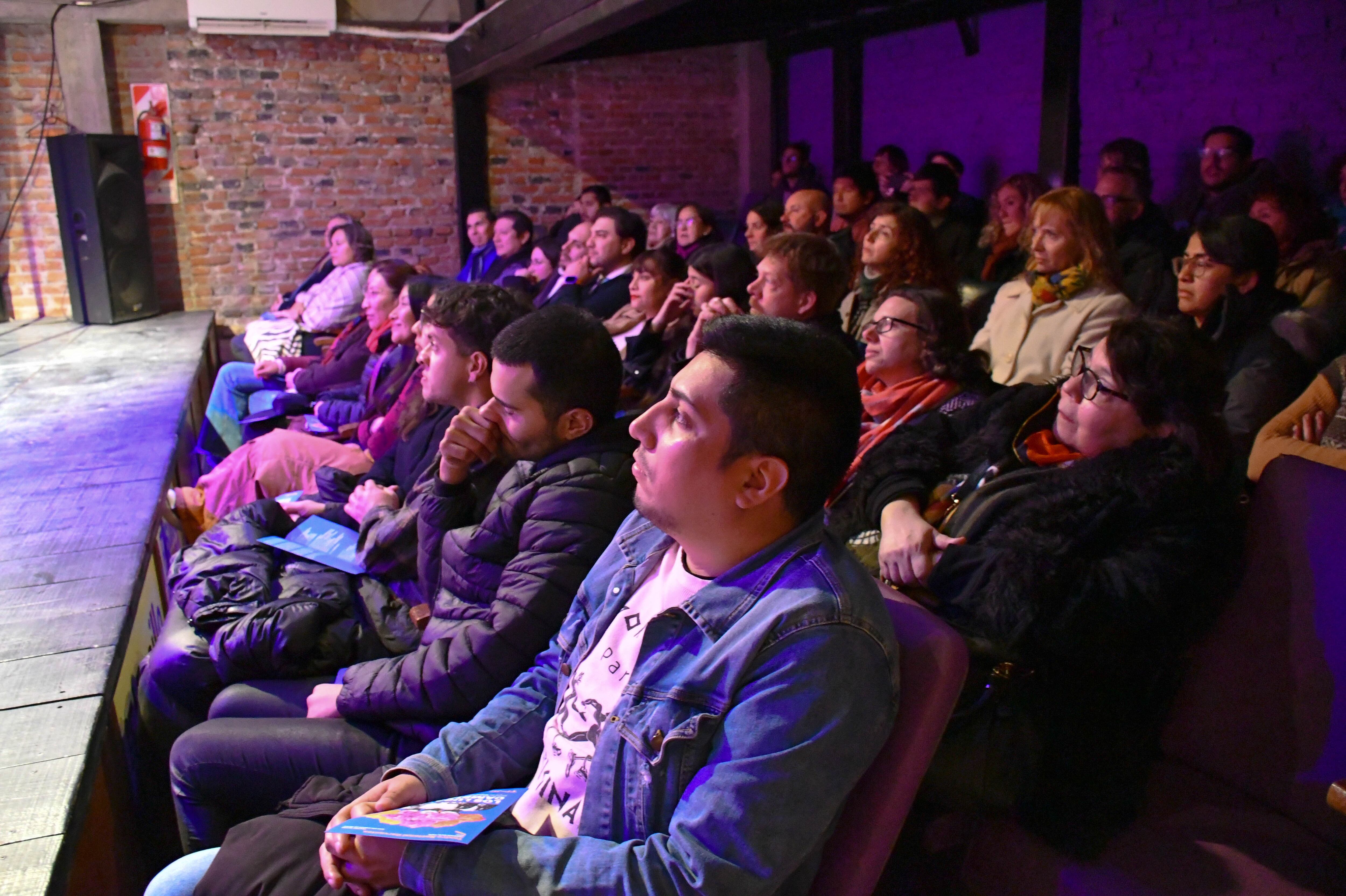 El público que colmó la sala para la función de "Los lugares cambian", acompañó también el acto de entrega de la declaración "de interés municipal" para el coliseo del barrio Castañeda.