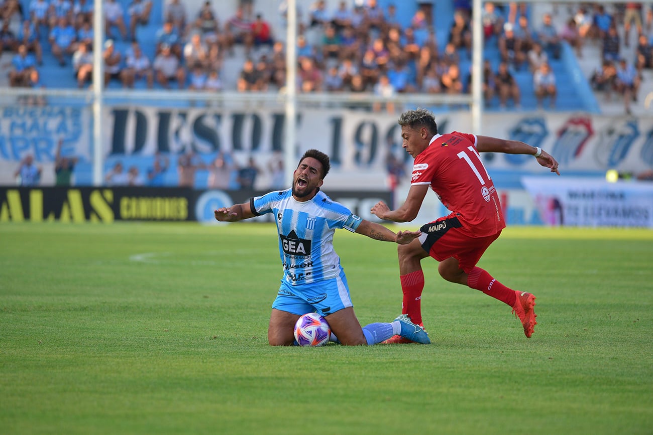 Fútbol Primera Nacional Racing le ganó por 1 a 0 a Dep Maipú de Mendoza ( Ramiro Pereyra / La Voz)