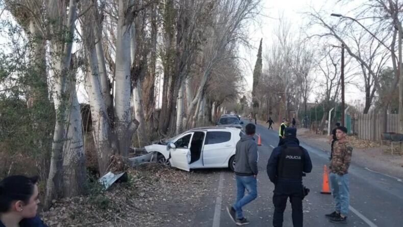 Impactante choque en Las Heras: un menor impactó contra un árbol y quedó herido