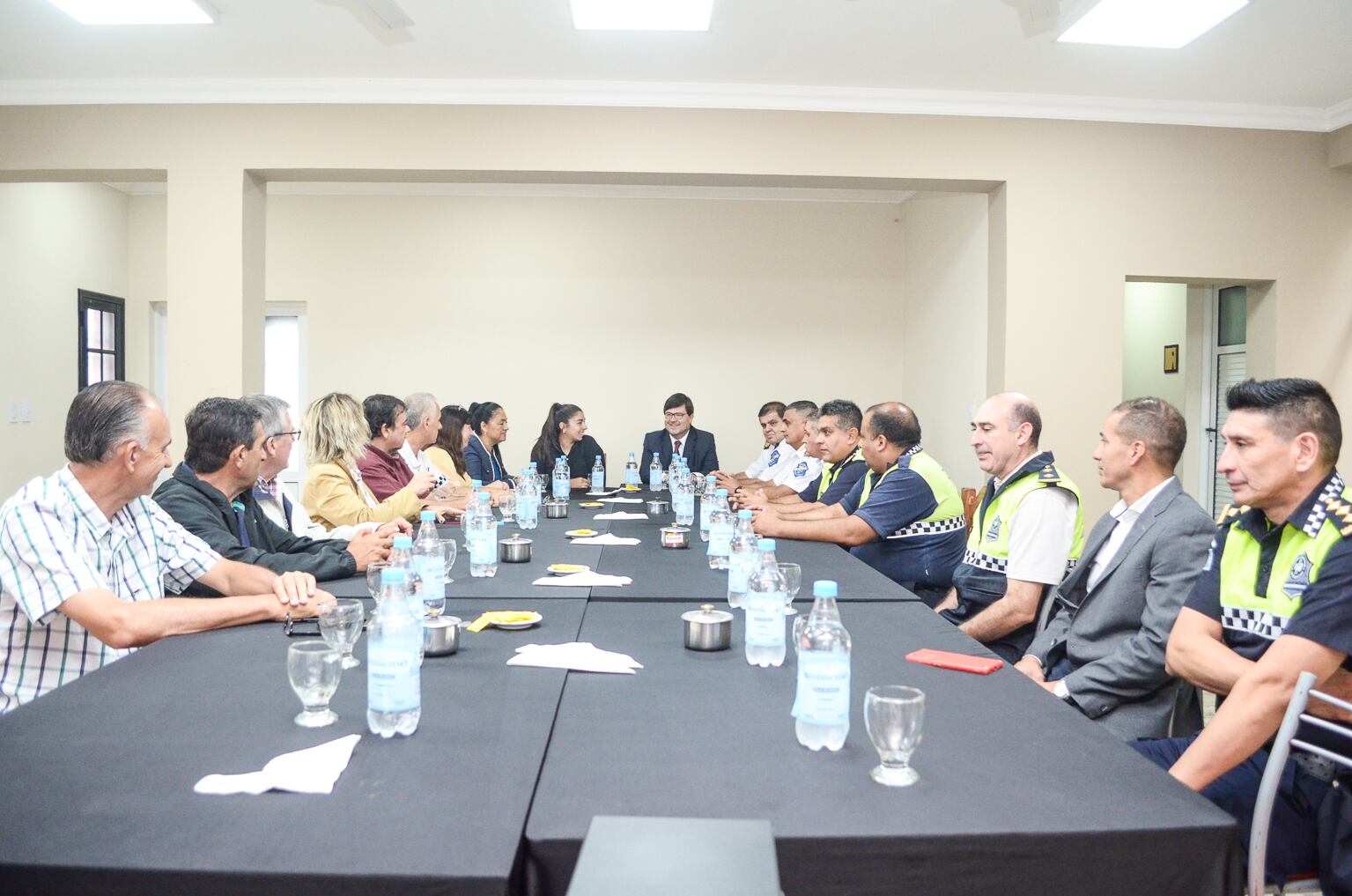 El  ministro de Seguridad, Eugenio Agüero Gamboa junto al jefe y subjefe de Policía, comisarios generales, Joaquín Girvau Olleta y Roque Yñigo se reunieron con la intendenta, Gimena Mansilla, para coordinar un operativo preventivo