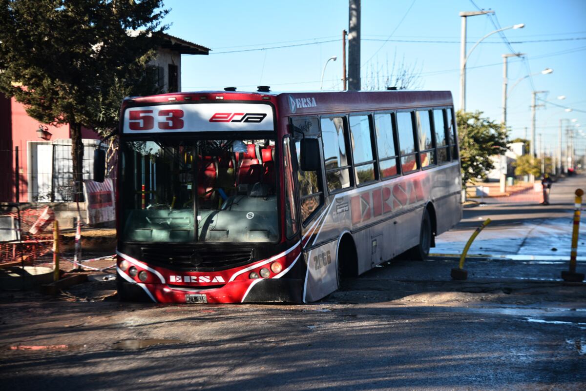 Transporte en Córdoba: un colectivo se metió en una calle en reparación y quedó atrapado en el cemento