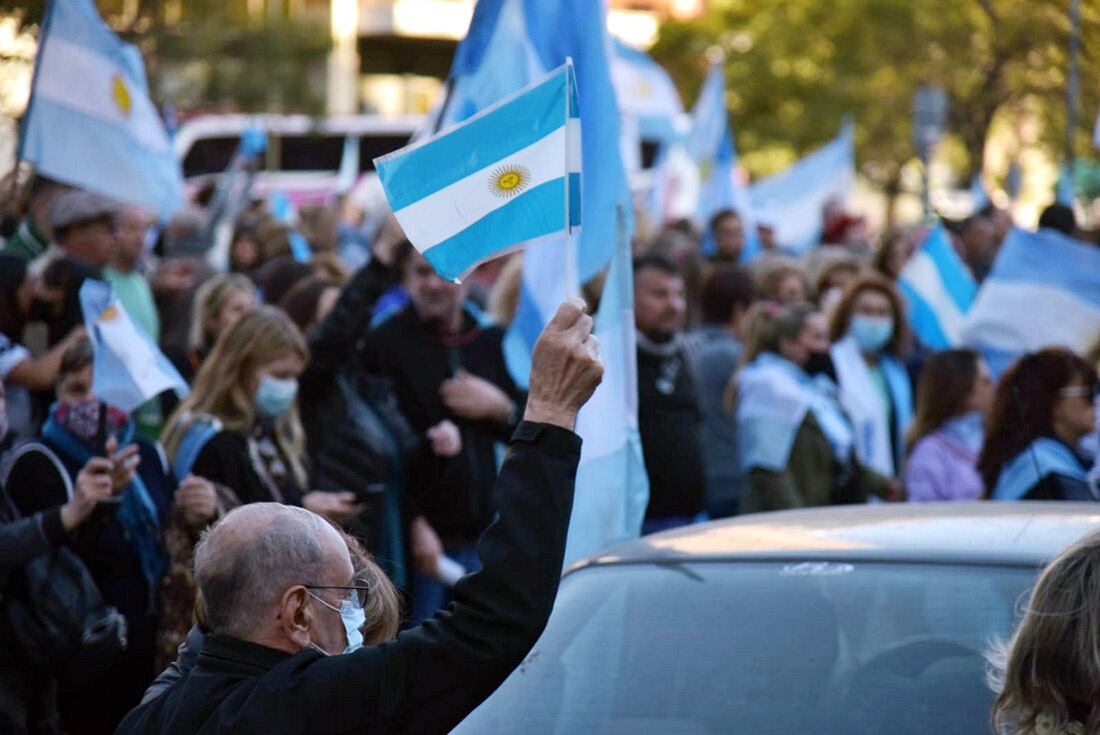 Un grupo de personas se convocó en el Patio Olmos para protestar contra el gobierno (Facundo Luque / La Voz)