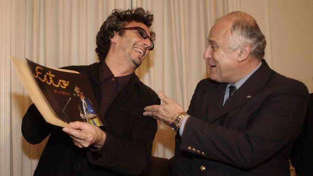 Miguel Lifschitz junto a Fito Paez . El intendente le regaló a Fito una fotografía con la camiseta de Rosario Central. Foto: La Capital. 