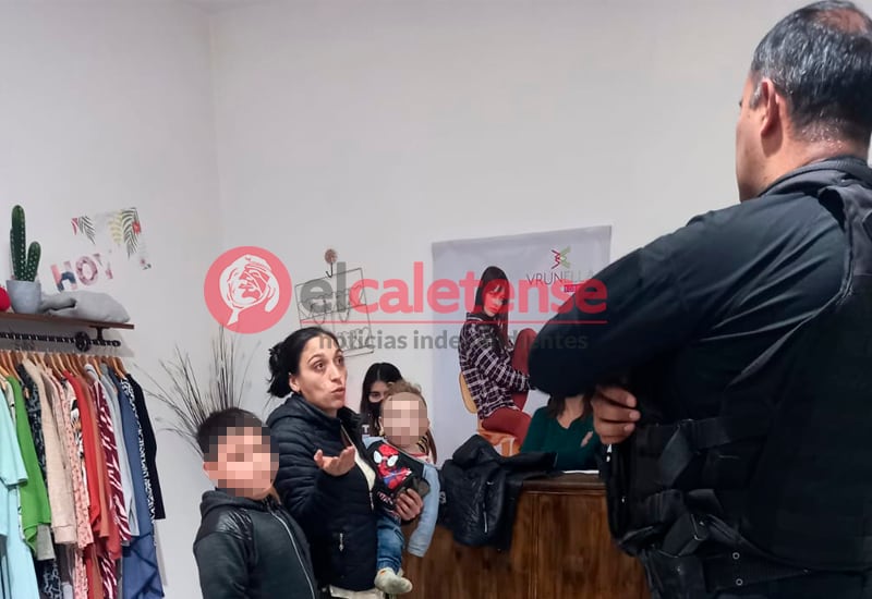 Alertan sobre una mujer que usa a sus hijos pequeños para robar en los locales de Caleta Olivia.