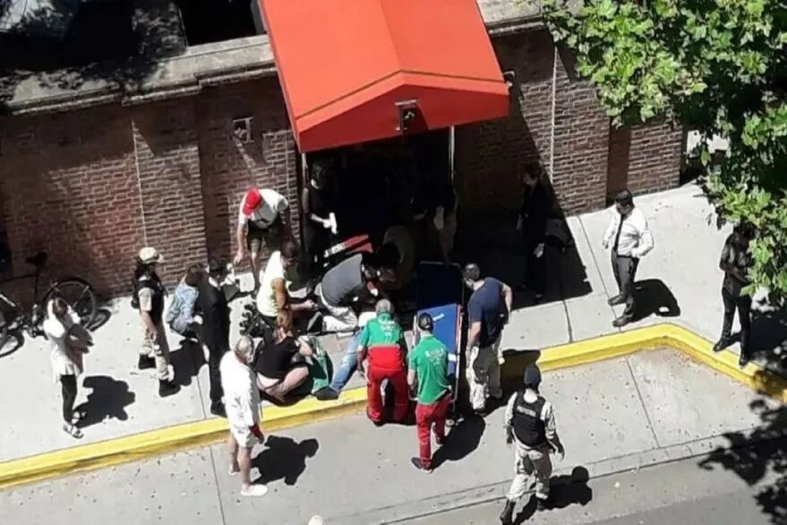 La puerta del Hotel Faena Art de Puerto Madero, en el momento posterior al asesinato del turista inglés.